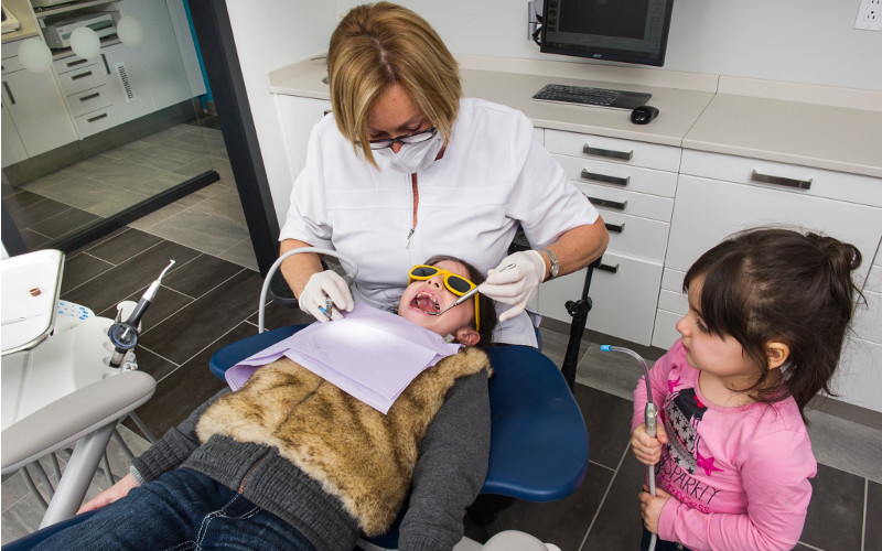 Dentiste pédiatrique traitant un enfant